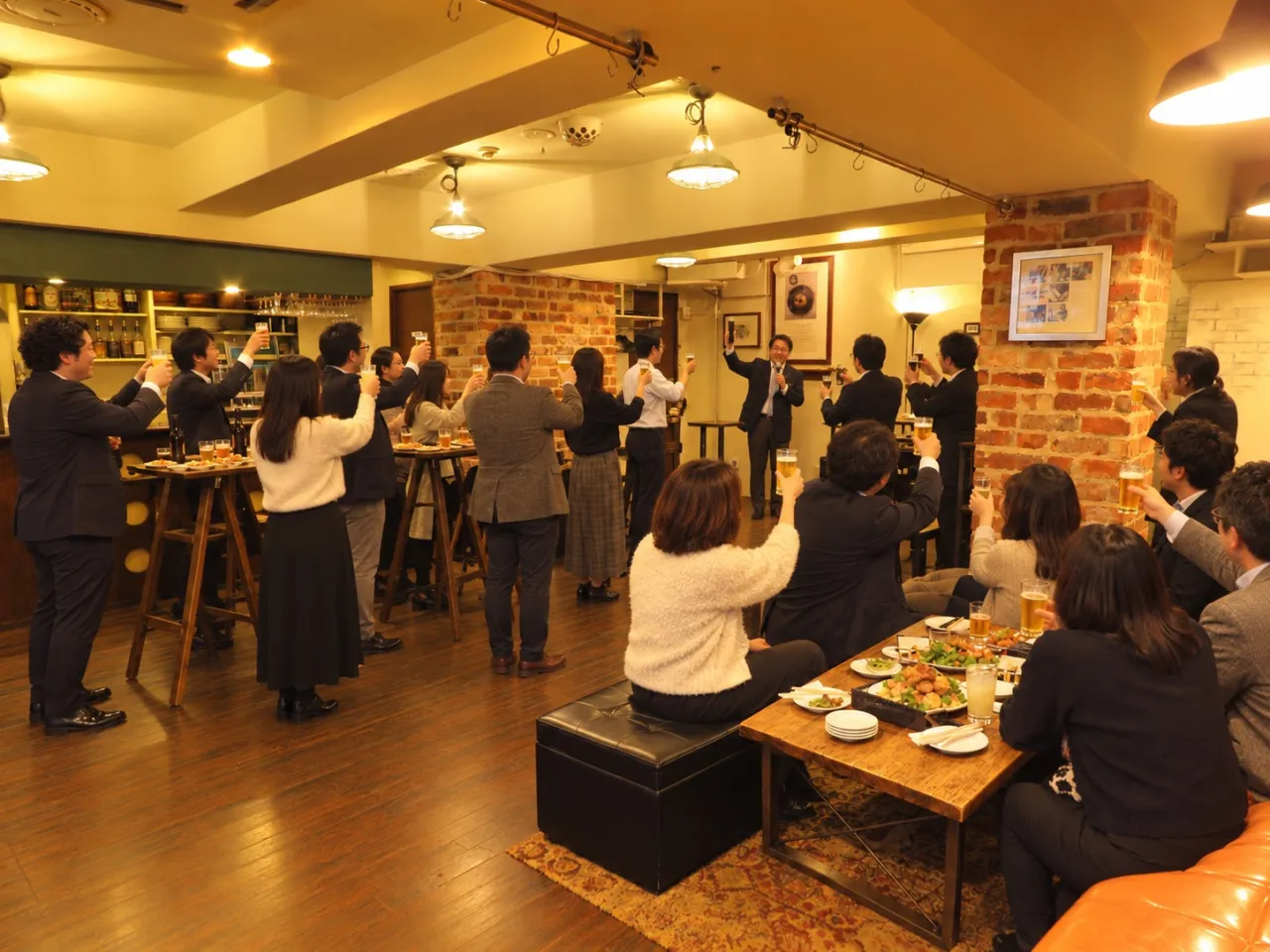 新年会の挨拶・乾杯・締め完全ガイド｜誰に頼む？順番・時間・司会の進め方