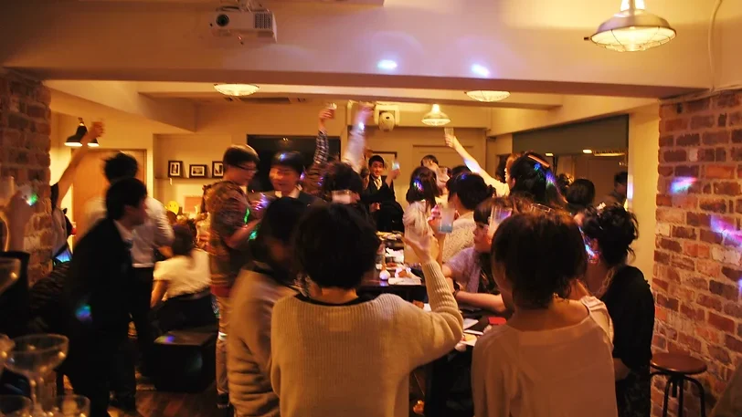 渋谷の貸切パーティー会場、乾杯で盛り上がる写真